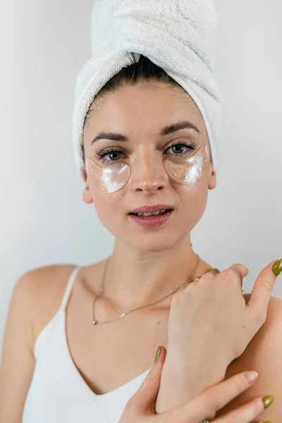 Ung Flicka Bär Vit Handduk Med Kosmetiska Fläckar Ögonen Isolerad — Stockfoto