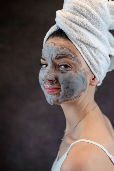 Kobieca Twarz Kosmetykami Oczyszczającymi Szarą Maskę Bąbelkową Czarnym Tle Leczenie — Zdjęcie stockowe