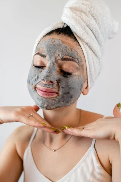 Mulher Bonita Nova Fazendo Tratamento Envelhecimento Cosmético Com Máscara Barro — Fotografia de Stock