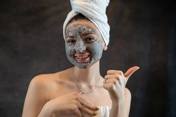 Viso Femminile Con Cosmetici Pulizia Maschera Grigia Bolla Sfondo Nero — Foto Stock