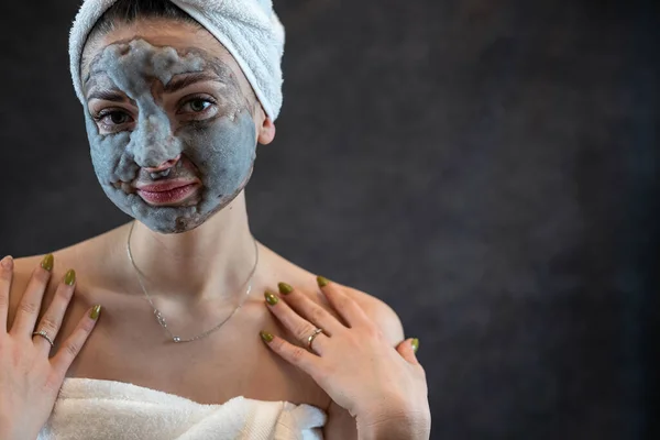 Žena Tvář Kosmetikou Čistí Šedou Bublinkovou Masku Černém Pozadí Aging — Stock fotografie