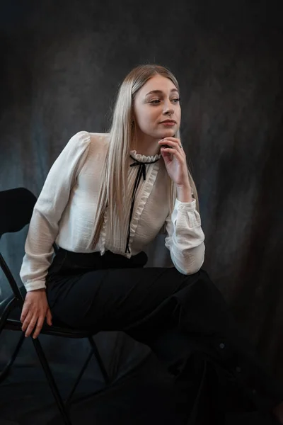 Retrato Bela Mulher Loira Blusa Branca Sentada Cadeira Isolada Preto — Fotografia de Stock