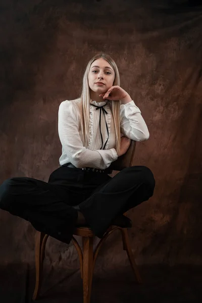 Retrato Mulher Caucasiana Loira Sedutora Blusa Branca Sentada Calças Pretas — Fotografia de Stock