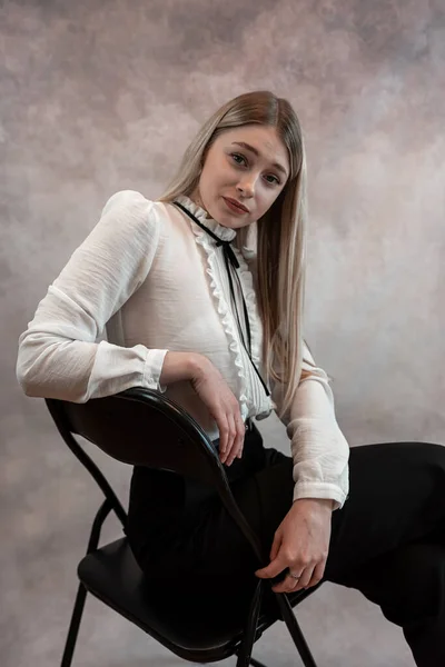 Bonita Modelo Feminina Usar Blusa Branca Calças Pretas Sentado Cadeira — Fotografia de Stock