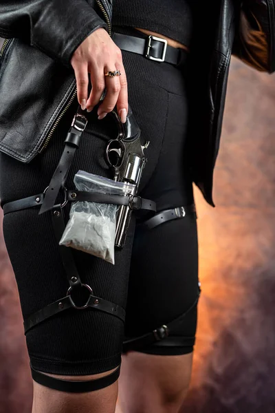 Uyuşturucu Bağımlısı Kokain Tozu Silah Taşıyan Yasadışı Konsept Suç Kadını — Stok fotoğraf
