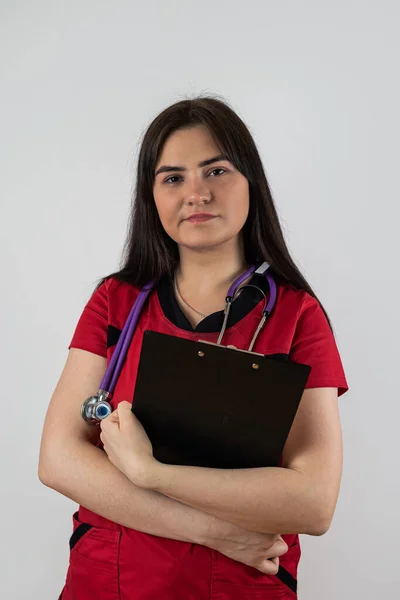 Junge Krankenschwester Roter Uniform Mit Stethoskop Halten Klemmbrett Isoliert Auf — Stockfoto