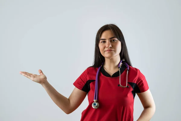 Junge Ärztin Oder Krankenschwester Tragen Rote Uniform Stethoskop Präsentiert Mit — Stockfoto