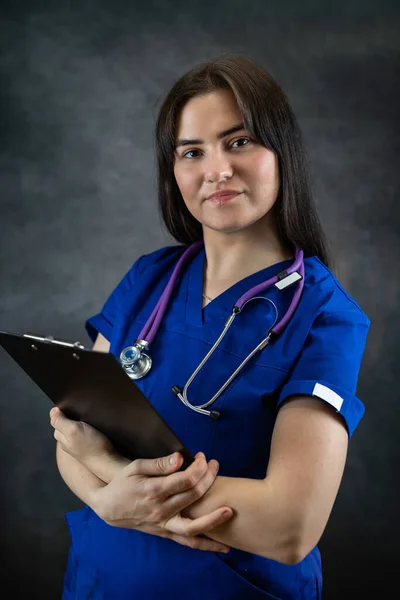 Portret Młodej Białej Pielęgniarki Niebieskim Mundurze Koncepcja Medyczna — Zdjęcie stockowe