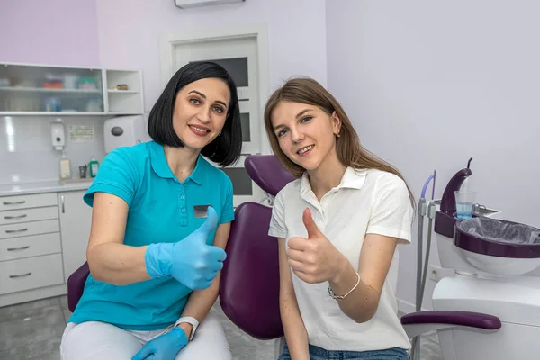 Team Dentists Patient Happily Showing Thumbs Concept Happy Dentists — Stock Photo, Image