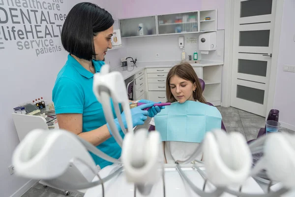 Dentist Woman Her Assistant Examine Female Patient Dental Problems Dental — Foto de Stock