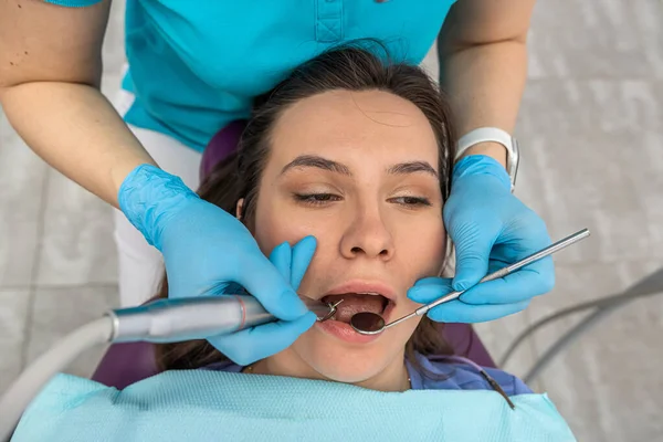 Επαγγελματική Γυναίκα Οδοντίατρος Εκτελεί Μια Επαγγελματική Εξέταση Της Στοματικής Κοιλότητας — Φωτογραφία Αρχείου