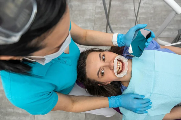 Ορθοδοντικός Χρησιμοποιεί Ενδοστοματικό Σαρωτή Για Σκανάρει Δόντια Του Ασθενούς Έννοια — Φωτογραφία Αρχείου