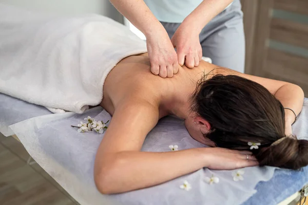 女按摩师使按摩妇女的背部在温泉上放松 治疗和美容疗法的概念 — 图库照片