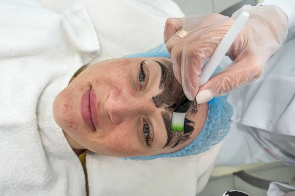 Happy Woman Getting Facial Treatment Done Beautician Beauty Salon Spa — Stock Photo, Image