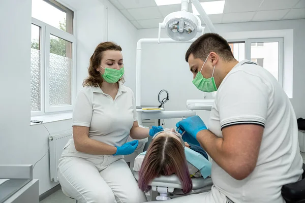 Dwóch Dentystów Mężczyzna Kobieta Leczą Chore Zęby Pięknej Pacjentki Która — Zdjęcie stockowe