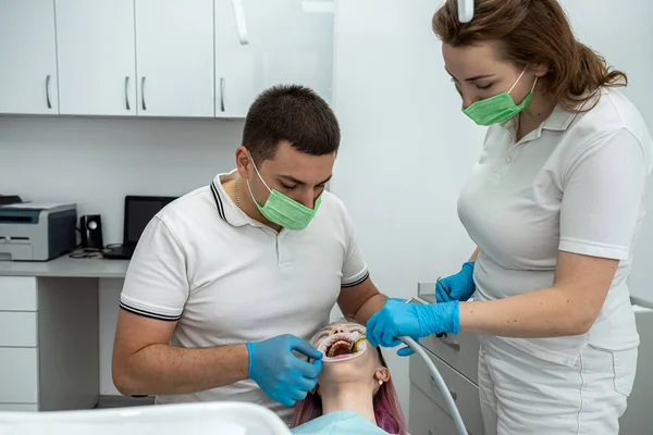 Dentysta Męski Prowadzi Leczenie Asystentką Zadowolonej Klientki Gabinetu Stomatologicznego Ludzie — Zdjęcie stockowe