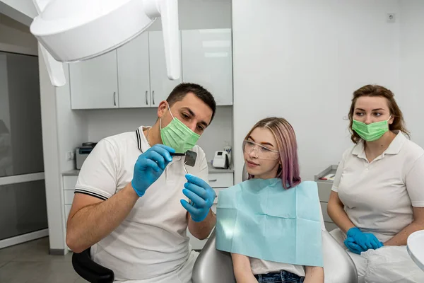 Dentist Explains Details Ray His Female Patient Concept Consultation Dentistry — Stock Photo, Image