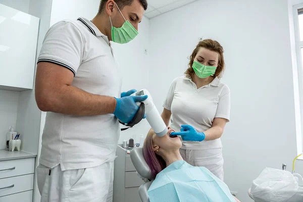 Male Dentist Photographing Teeth Girl Patient Next Female Assistant Concept — Zdjęcie stockowe