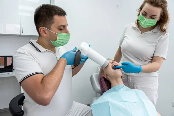 Male Dentist Photographing Teeth Girl Patient Next Female Assistant Concept — Zdjęcie stockowe