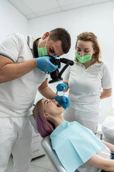 Dentysta Robi Zdjęcie Zębom Swojego Klienta Podczas Wizyty Klinice Dentystycznej — Zdjęcie stockowe