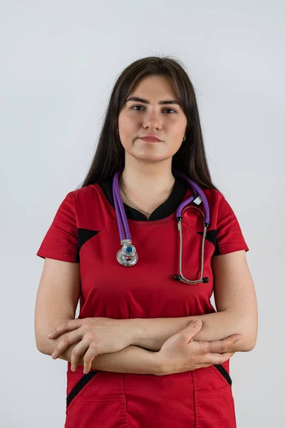 Junge Kaukasische Ärztin Roter Uniform Vor Grauem Hintergrund Porträts Medizinischer — Stockfoto
