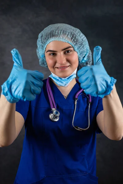 Młode Lekarki Noszą Mundur Kciuk Góry Pracownicy Służby Zdrowia Przezwyciężanie — Zdjęcie stockowe
