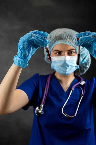 Ärztin Blauer Uniform Sieht Blutprobe Reagenzglas Isoliert Auf Schwarz Blutanalyse — Stockfoto