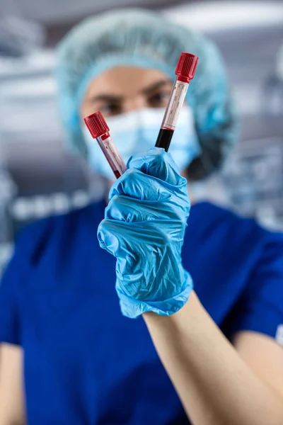 Young Pretty Woman Doctor Look Test Tube Blood Sample Covid19 — Stock Photo, Image