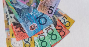 Finansal geçmiş olarak Avustralya Doları banknotları, farklı renk banknotları. AUD, nakit