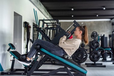 Fitness kızı spor salonunda en sevdiği sporu yapıyor. Spor konsepti. Spor kadını