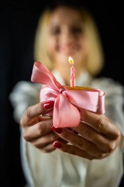 Hafif ipek bornozlu güzel bir bayan rahatlık ve neşe gösteriyor. Sade bir arka planda izole edilmiş. Portre fotoğrafçılığı kavramı. kız