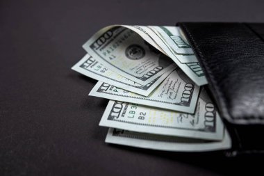 İçinde Amerikan doları olduğu anlaşılan kahverengi deri cüzdan. Dolu cüzdan. Zenginlik. bolluk