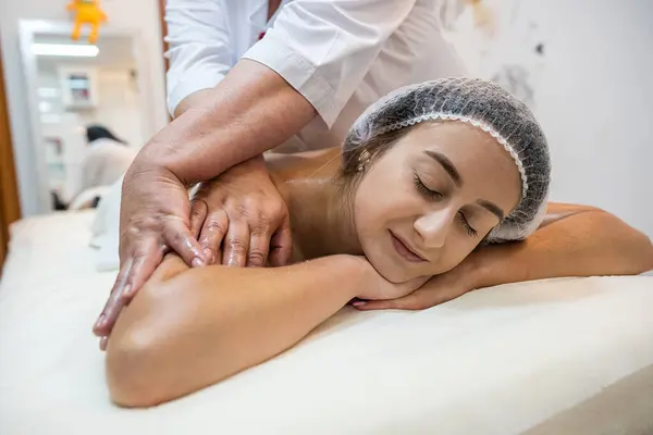 Beauty Client Receives Physical Therapy Masseuse Shoulders Back Beauty Spa — Stockfoto