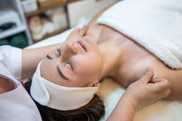 Masseuse Working Hands Massages Face Female Client Spa Salon Healthy — Stockfoto