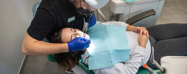 Śliczna Pani Fotelu Dentystycznym Patrzy Lekarza Bliska Podczas Gdy Dentysta — Zdjęcie stockowe