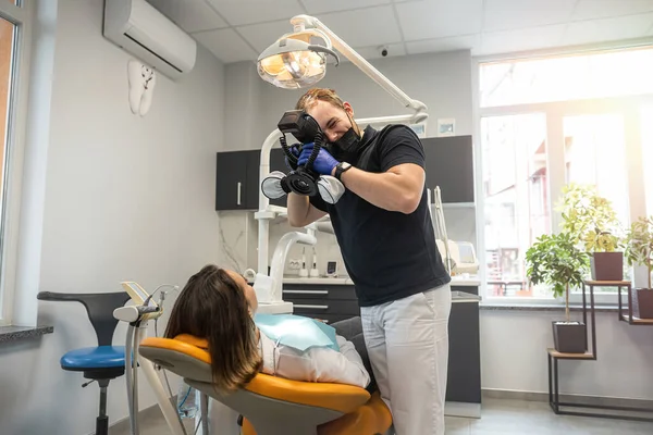 Dentiste Prend Des Photos Des Dents Patient Pour Vérifier Les — Photo
