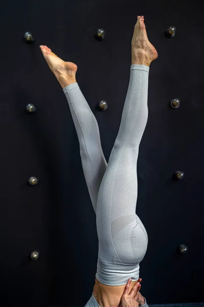 Молода Жінка Спортивному Одязі Практикує Йогу Стоячій Позі Роблячи Вправи — стокове фото
