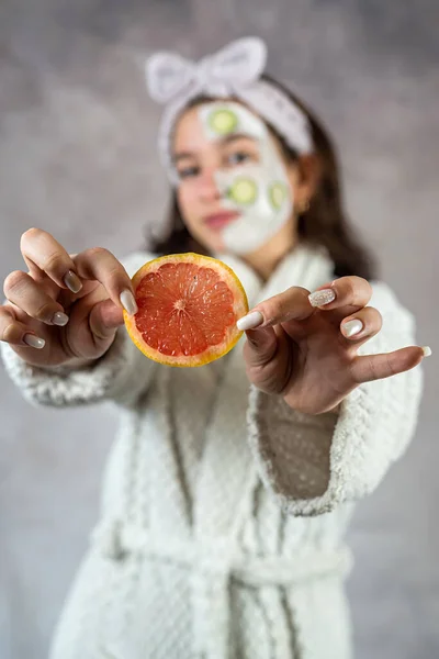 Ung Kvinna Med Ansikte Lera Mask Och Grapefrukt Gurkor Kosmetisk — Stockfoto