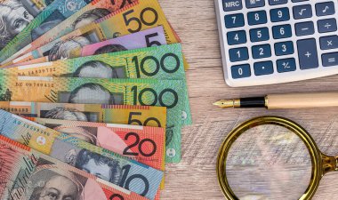 Büyüteç altında farklı Avustralya banknotları. Avustralya para birimi. Finans kavramı