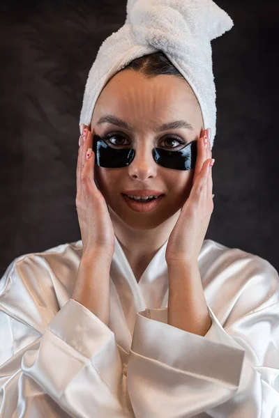 Portret Pięknej Młodej Kobiety Wykonującej Zabiegi Anty Starzeniowe Opaskami Oczy — Zdjęcie stockowe