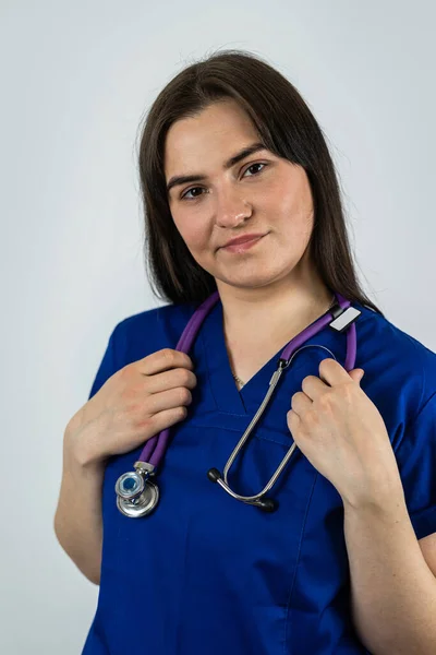 Portret Młodej Białej Uśmiechniętej Pielęgniarki Lub Studentki Niebieskim Mundurze Stetoskopem — Zdjęcie stockowe