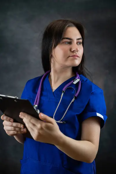 Retrato Joven Enfermera Caucásica Doctoc Usar Uniforme Azul Sujetapapeles Concepto — Foto de Stock