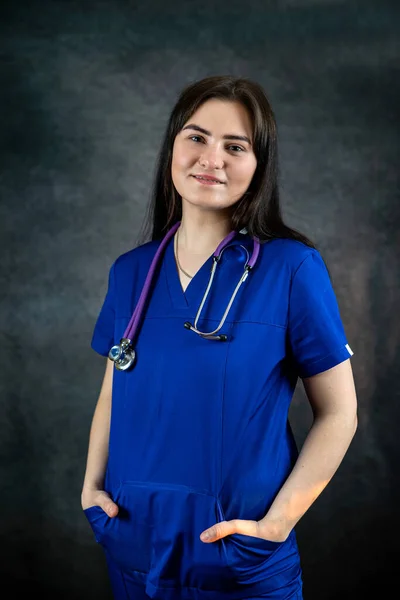 Schöne Ärztin Krankenschwester Oder Medizinstudentin Blauer Uiform Mit Stethoskop Vor — Stockfoto