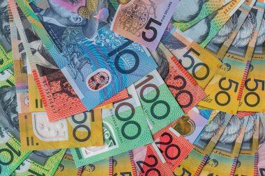 arka plan olarak çeşitli Avustralya dolarları. Renkli AUD banknotları. Finans ve tasarruf