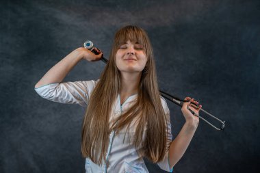 Kadın pratisyen hekimin ya da steteskoplu doktorun portresi karanlık, koronavirüs salgını konseptine izole edilmiş. Tıbbi kişisel