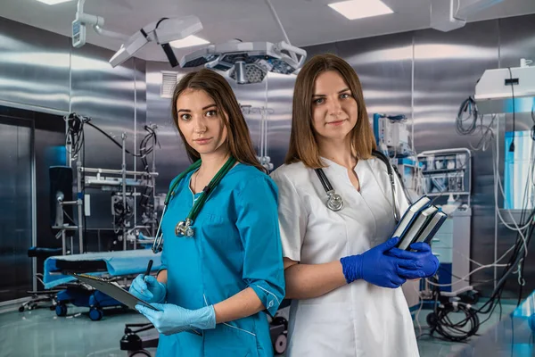Portret Dwóch Młodych Pielęgniarek Ubraniach Medycznych Uśmiech Sali Operacyjnej Medycyna — Zdjęcie stockowe