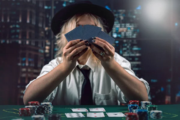 ゲームを見てカジノでトランプやポーカーチップをプレイして帽子の女性ディーラー 女性ポーカーディーラー カジノ — ストック写真