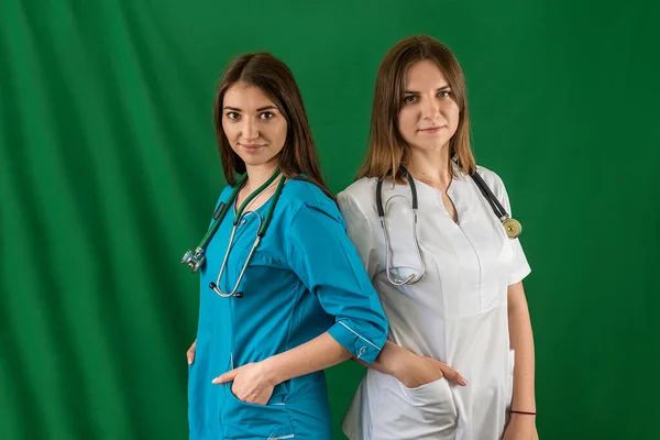Дві Красиві Молоді Медсестри Стоять Посміхаючись Медичній Формі Ізольованому Фоні — стокове фото