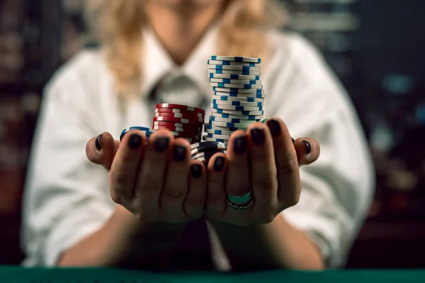 Vacker Kvinna Spelare Spelar Poker Och Tittar Kort Och Marker — Stockfoto