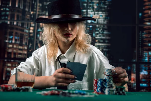 Ελκυστική Κοπέλα Κρατώντας Κάρτες Και Μάρκες Πόκερ Στο Τραπέζι Του — Φωτογραφία Αρχείου